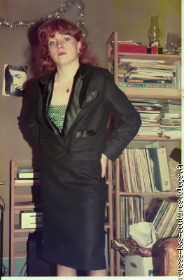 Petite bosse sous la jupe.