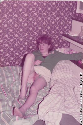 Petite chate sous jupe rayée de bleu attend l'introduction ...