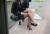 Elle balan&ccedil;ait sa jambe et son talon sortait de l'escarpin.