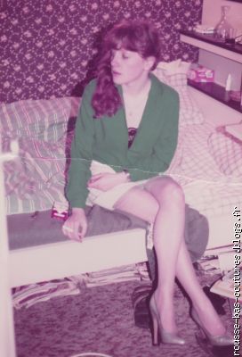 Assise avec une cigarette.